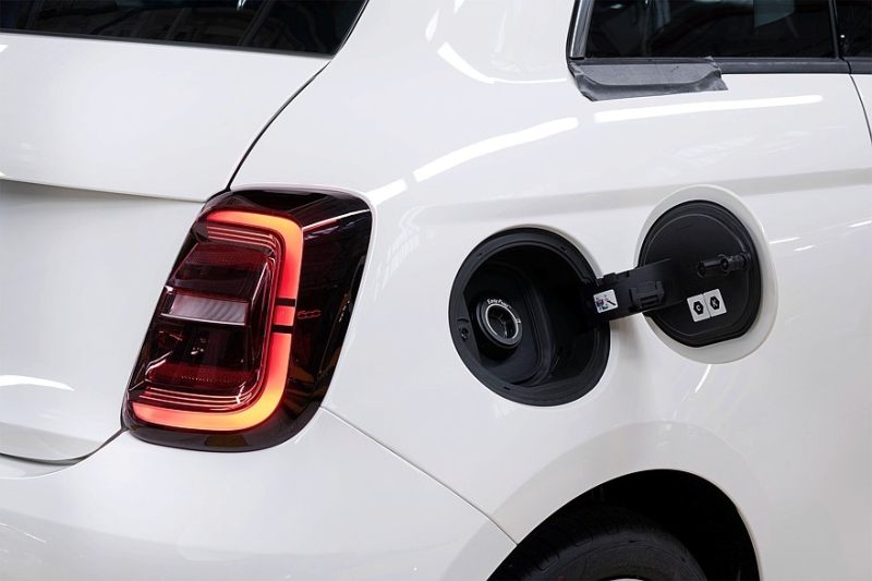 Новый бензиновый Fiat 500 показался на первых фотографиях: много «лошадок» не ждите