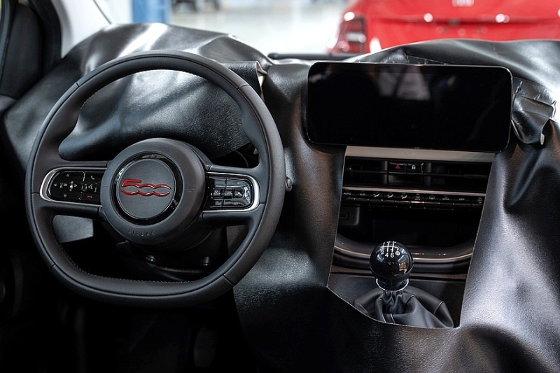 Новый бензиновый Fiat 500 показался на первых фотографиях: много «лошадок» не ждите
