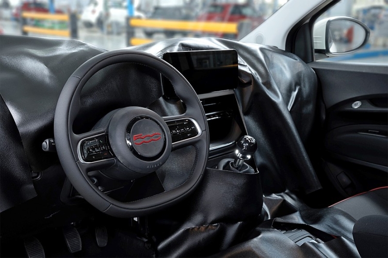 Новый бензиновый Fiat 500 показался на первых фотографиях: много «лошадок» не ждите