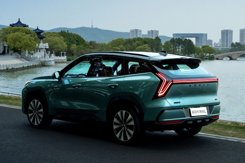 Новый Geely Atlas поступил в продажу: дешевле предшественника