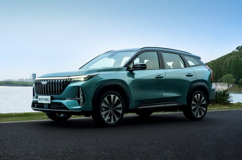 Новый Geely Atlas поступил в продажу: дешевле предшественника