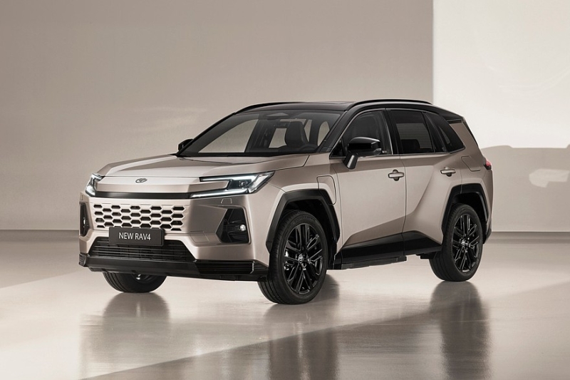 Новый кроссовер Toyota RAV4 дебютировал в нескольких версиях