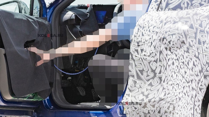 Новый Renault Clio снова попался фотошпионам: теперь и салон