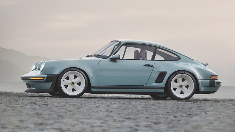 Очередной крутой Porsche 911 от Singer: широкий кузов, четыре фары и атмосферные 426 л.с.