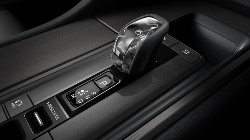 Седан Toyota Crown обзавёлся сразу двумя спецверсиями. Цены известны