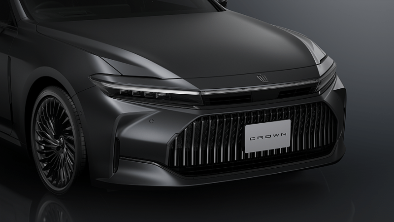 Седан Toyota Crown обзавёлся сразу двумя спецверсиями. Цены известны