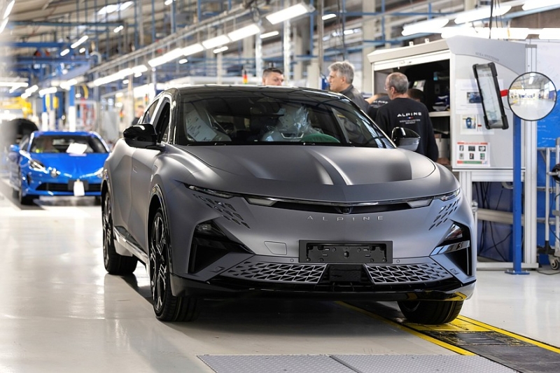 Серийный Alpine A390: три мотора, две версии, клиренс 152 мм и масса более 2,1 т