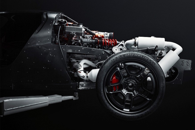 Серийный De Tomaso P72: завораживающие формы, мощный V8 и никаких экранов в салоне