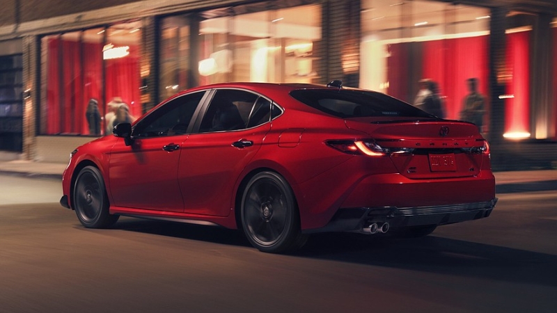 Toyota Camry слегка обновилась и обзавелась «тёмной» спецверсией