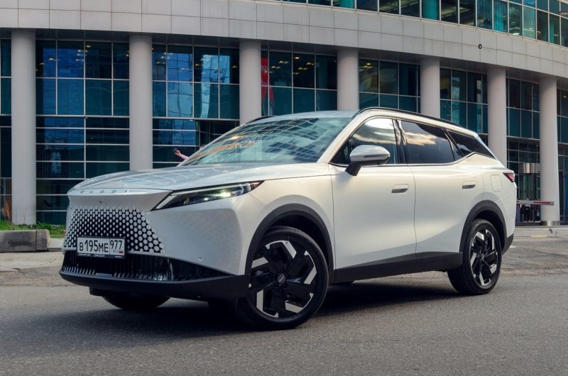 В России cтартовали продажи кроссовера Omoda C7, все цены известны