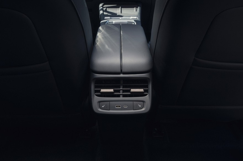 В России cтартовали продажи кроссовера Omoda C7, все цены известны