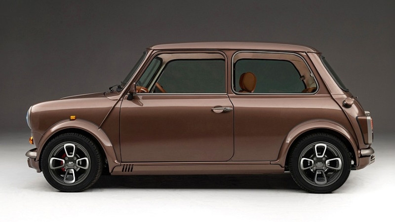 Бывший шеф-дизайнер Jaguar сделал крутой рестомод на базе классического Mini