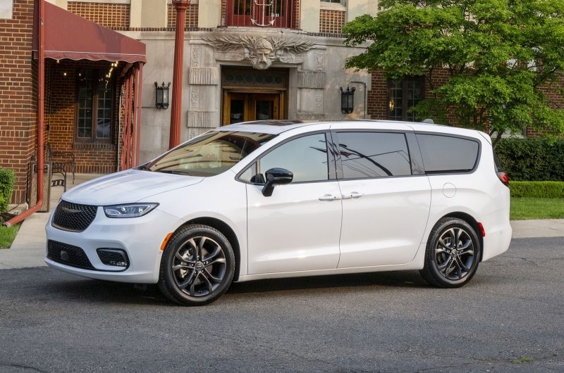 Chrysler подготовил юбилейную версию минивэна Pacifica к 100-летию бренда