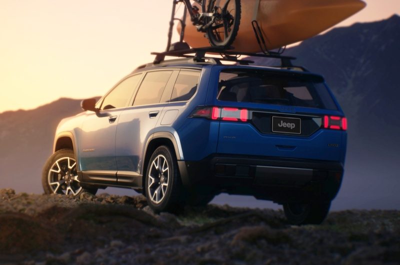 Jeep Cherokee следующего поколения показался на новых официальных снимках