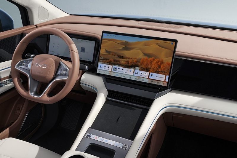 Представлен экспортный минивэн BYD M9: пока не со всеми фишками