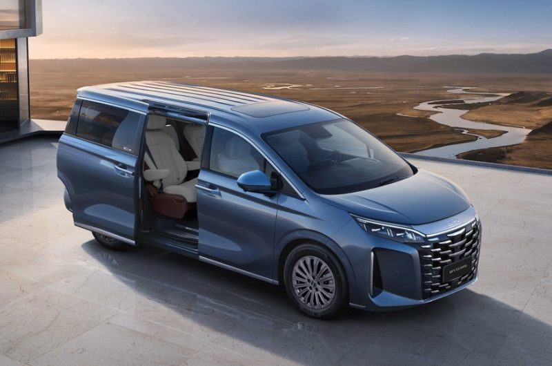 Представлен экспортный минивэн BYD M9: пока не со всеми фишками
