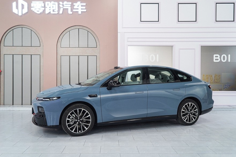 Седан B01 от марки Leapmotor, продвигаемой Stellantis, предложен с привлекательными ценами