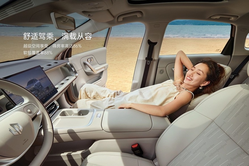 Седан B01 от марки Leapmotor, продвигаемой Stellantis, предложен с привлекательными ценами