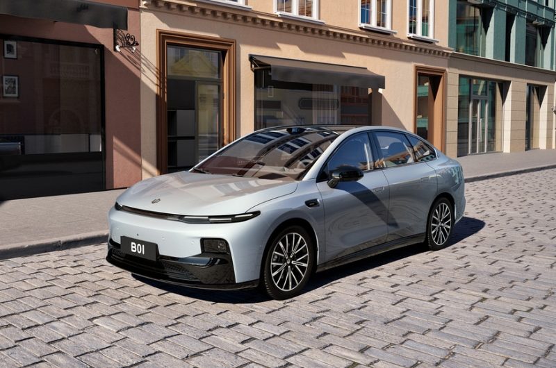 Седан B01 от марки Leapmotor, продвигаемой Stellantis, предложен с привлекательными ценами