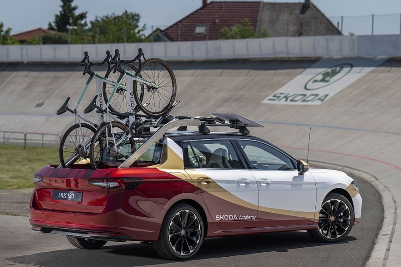 Skoda Superb превратили в пикап со сдвижной пассажирской дверью