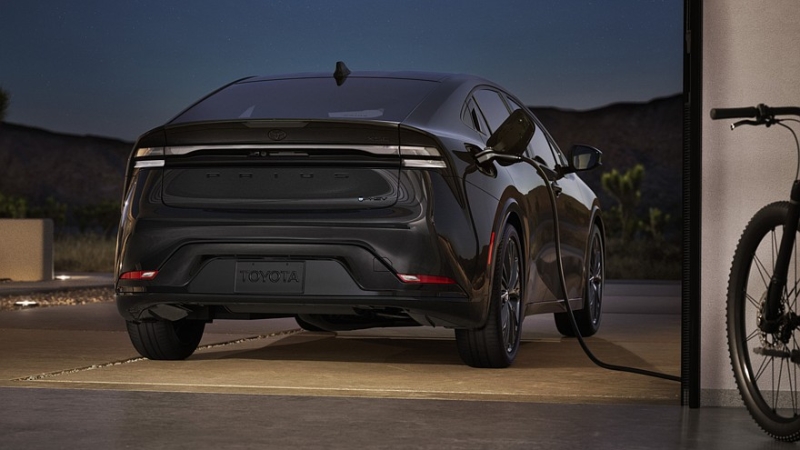 Toyota Prius отмечает четверть века в США повышением цен и тёмной версией