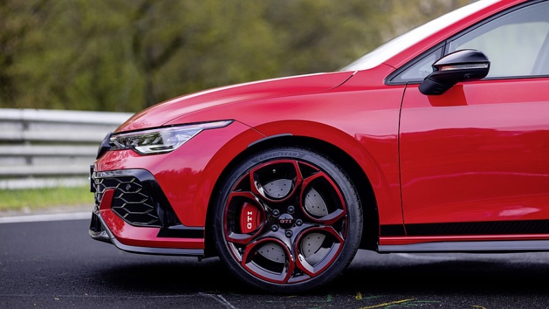 Volkswagen Golf GTI отмечает 50-летие юбилейной версией с форсированным мотором