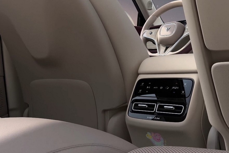 «Бюджетный» кроссовер Voyah Courage показал новый интерьер