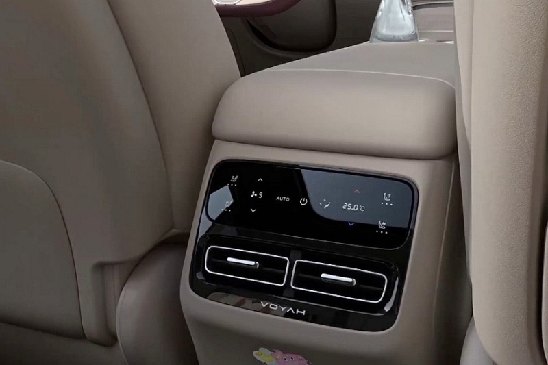 «Бюджетный» кроссовер Voyah Courage показал новый интерьер