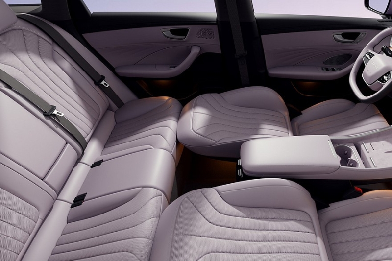 Флагманский седан Roewe M7 с дизайном от бывшего стилиста BMW и VW: рассекречен интерьер