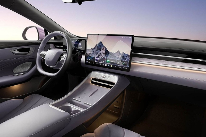 Флагманский седан Roewe M7 с дизайном от бывшего стилиста BMW и VW: рассекречен интерьер