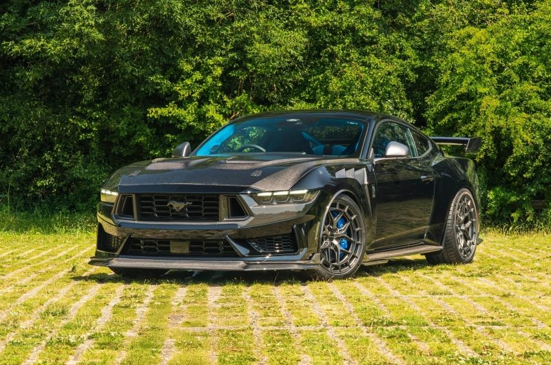 Ford Mustang Dark Horse от Clive Sutton: американская «лошадка» в британском тюнинге