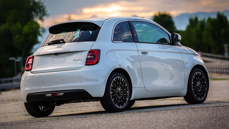 Итальянцы показали новый бензиновый Fiat 500 со старым мотором