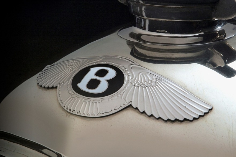 Крылья без бороды: Bentley показала новую эмблему перед дебютом эпохальной новинки