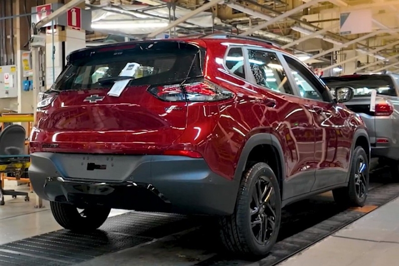 Обновлённый кроссовер Chevrolet Tracker показали на официальных кадрах