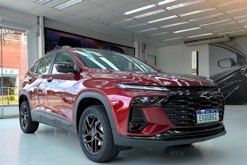 Обновлённый кроссовер Chevrolet Tracker показали на официальных кадрах