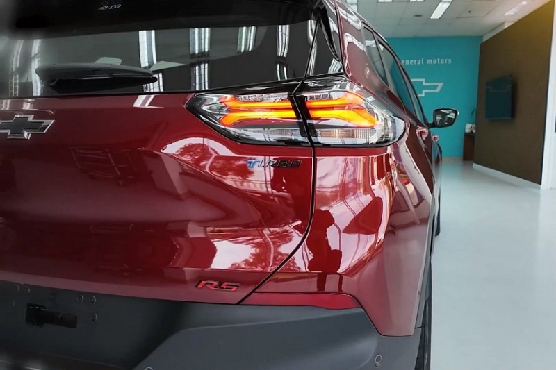 Обновлённый кроссовер Chevrolet Tracker показали на официальных кадрах