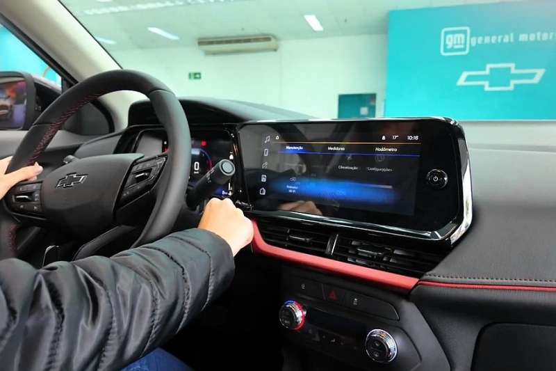 Обновлённый кроссовер Chevrolet Tracker показали на официальных кадрах