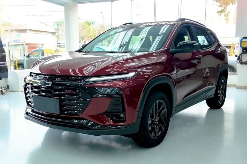 Обновлённый кроссовер Chevrolet Tracker показали на официальных кадрах