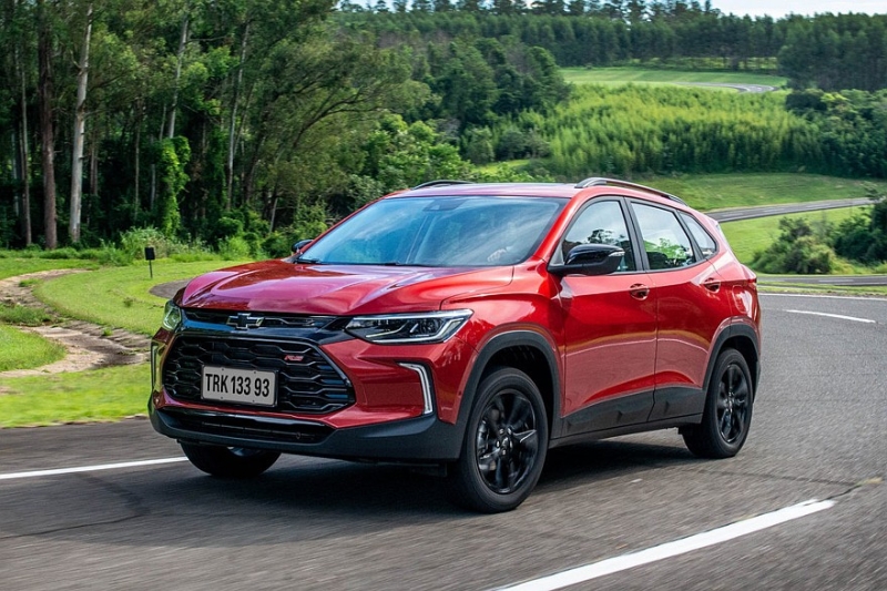 Обновлённый кроссовер Chevrolet Tracker показали на официальных кадрах