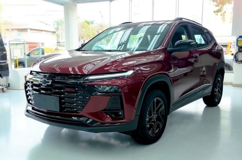 Обновлённый кроссовер Chevrolet Tracker показали на официальных кадрах