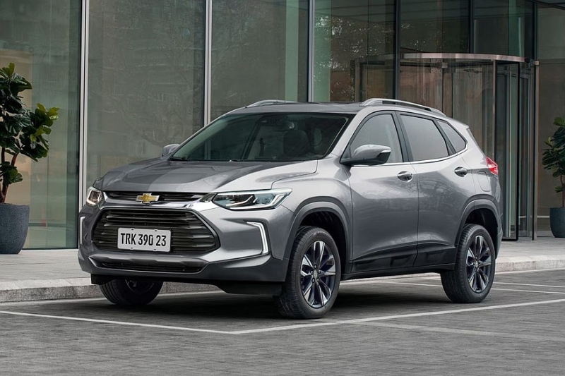 Обновлённый кроссовер Chevrolet Tracker показали на официальных кадрах