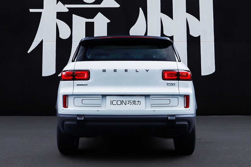 Обновлённый кроссовер Geely Icon: привычные ручки, раздельные экраны и скидки