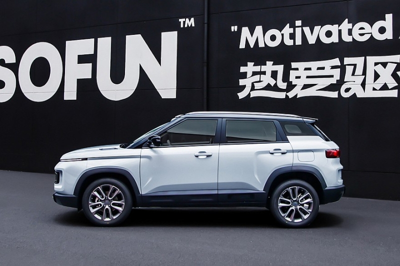 Обновлённый кроссовер Geely Icon: привычные ручки, раздельные экраны и скидки