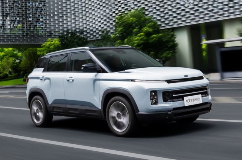 Обновлённый кроссовер Geely Icon: привычные ручки, раздельные экраны и скидки