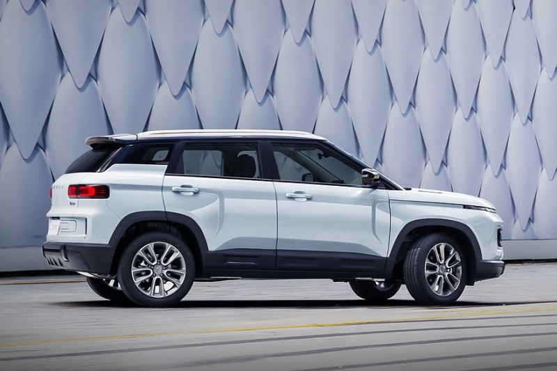 Обновлённый кроссовер Geely Icon: привычные ручки, раздельные экраны и скидки