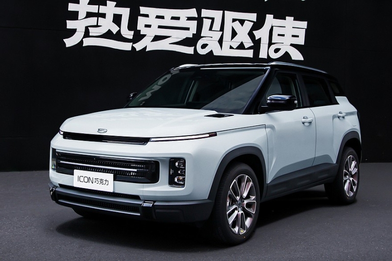 Обновлённый кроссовер Geely Icon: привычные ручки, раздельные экраны и скидки