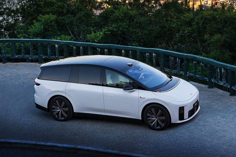 Полноприводный кроссовер Li i8 выходит на рынок: богатые комплектации, вдвое дешевле Model X