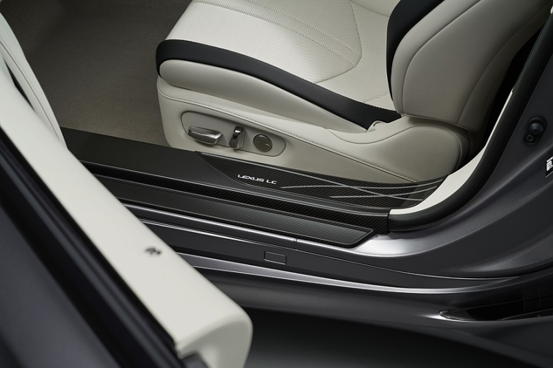 Посвежевшие купе и кабриолет Lexus LC 500 обзавелись спецверсией Pinnacle