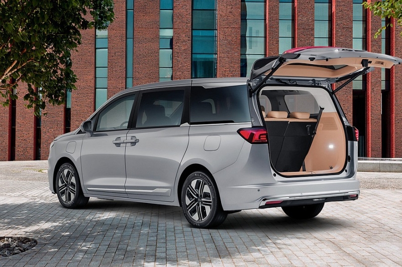 Представлен экспортный минивэн JAC Traveler. В России он появится под маркой Sollers