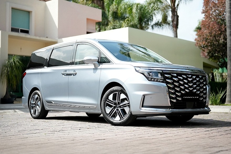 Представлен экспортный минивэн JAC Traveler. В России он появится под маркой Sollers